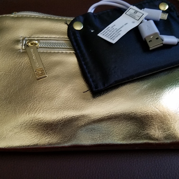 Li, Clairmont phone charing Wristler purse - Picture 1 of 2